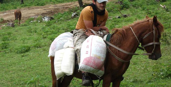 Landwirt hoch zu Pferd