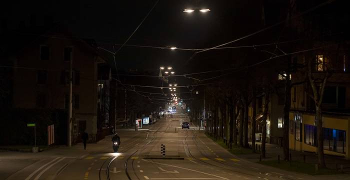 In Bern wird es auch in der Nacht nicht dunkel. Dafür sorgen Strassenlaternen, Scheinwerfer und Wohnungslampen.
