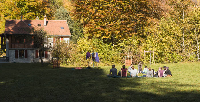 Leitungsteam sitzt in einer Wiese