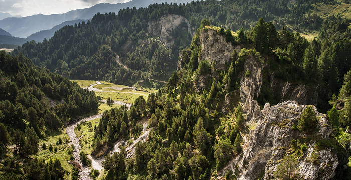 Bestaunen Sie die schroffe, grüne Bergwelt am Lukmanierpass.