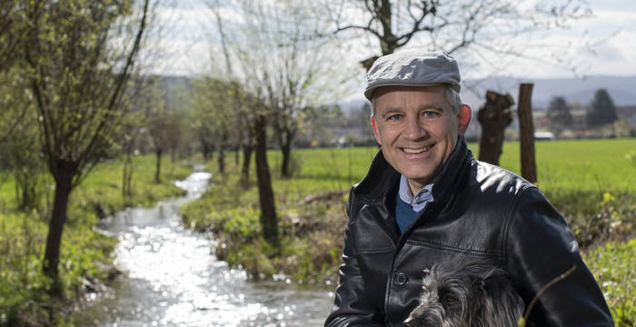 Beat Jans am Fluss mit Hund