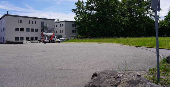Das versiegelte Industriegelände angrenzend an das Chrutzelried verhindert, dass das Schutzgebiet genügend Wasser erhält.