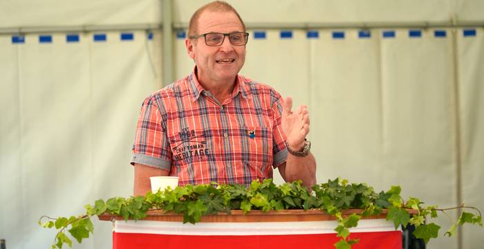 Gemeindepräsident Hans Schori begrüsst die Answesenden und bedankt sich bei der zuständigen Gemeindekommission. © Richard Geer