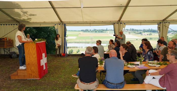 An der Preisverleihung mit Panoramablick auf den Lobsigensee spricht Gemeinderätin Renate Hübscher über den Prozess und den Einsatz von Politik und Landwirtschaft. © Richard Geer 