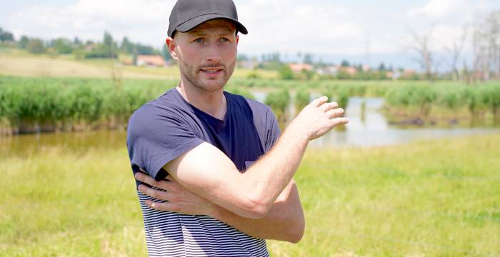 Hat mit seiner Umstellung auf Wasserbüffel das Projekt mitermöglicht: Landwirt Simon Heimberger. © Richard Geer
