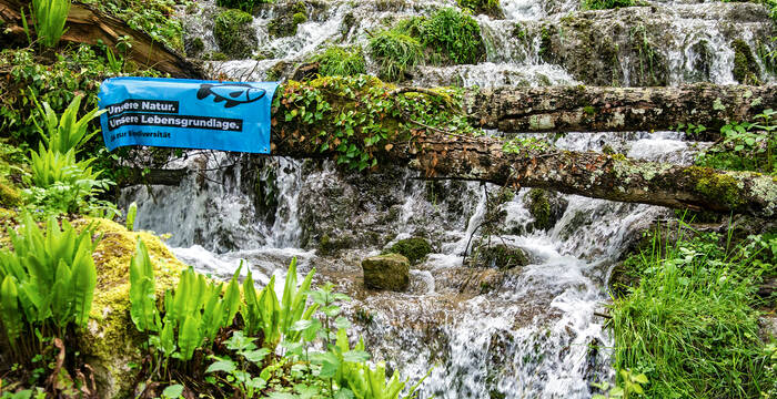 Drapeau de la campagne Oui à la biodiversité accroché au bord du chemin le 22 septembre