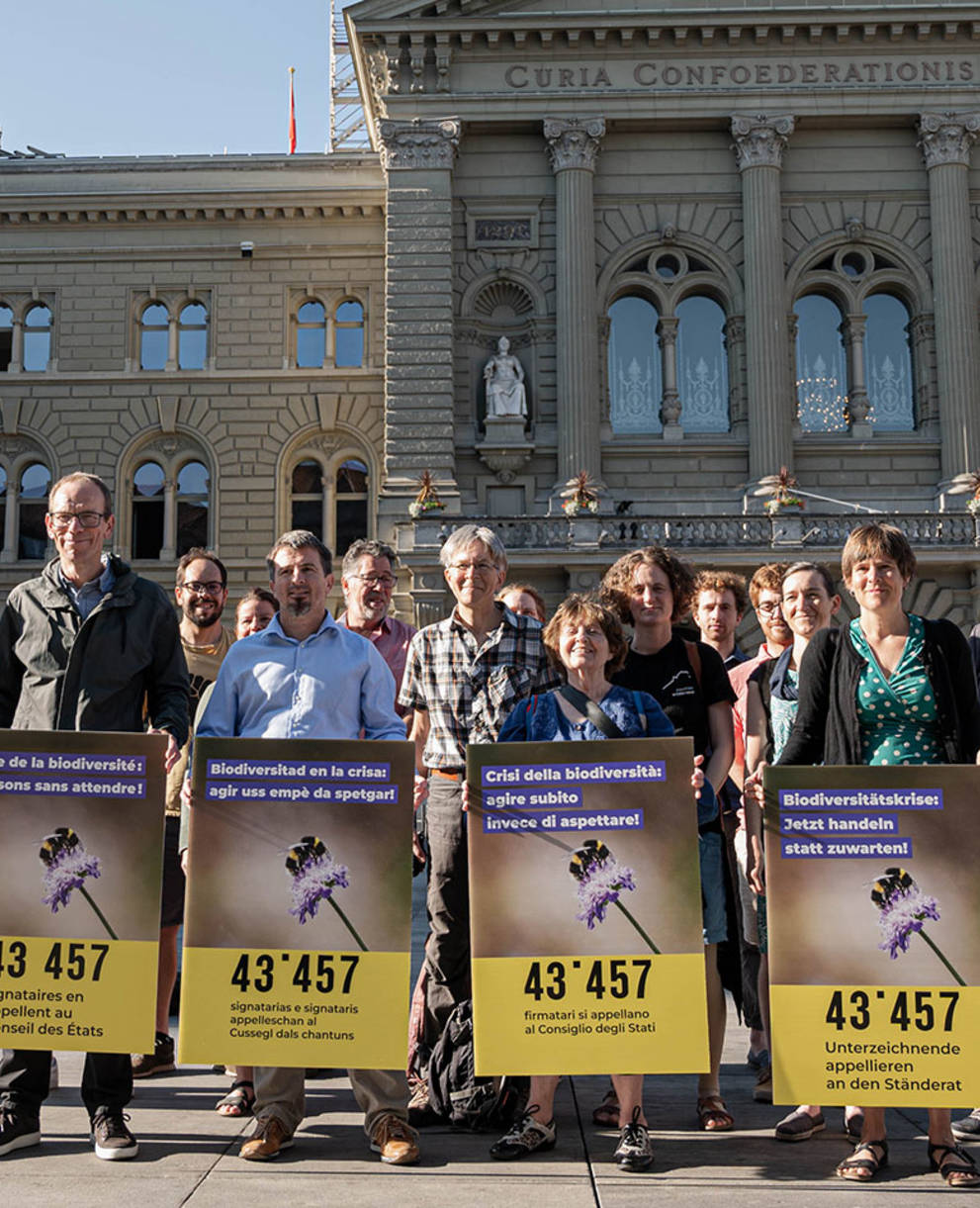 les représentant·e·s de 44 organisations de protection de l’environnement et de la nature ont remis au Conseil des États à Berne un appel pour la protection de la biodiversité.
