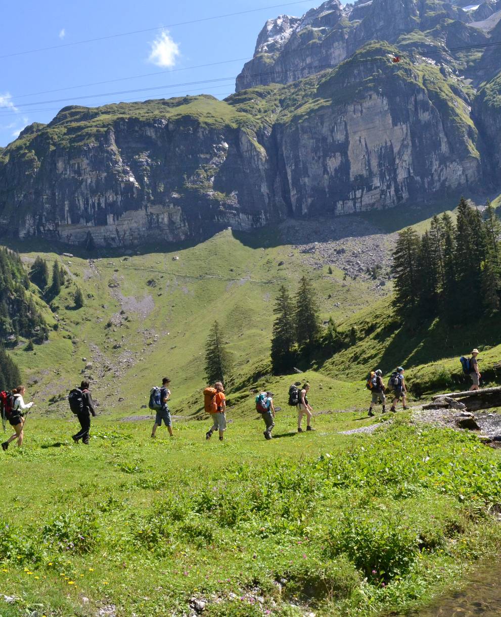 Groupe de jeunes à la montagne