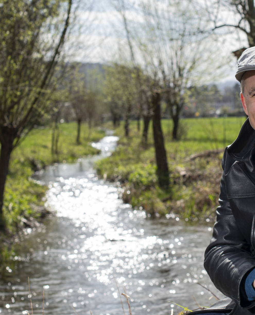 Beat Jans am Fluss mit Hund