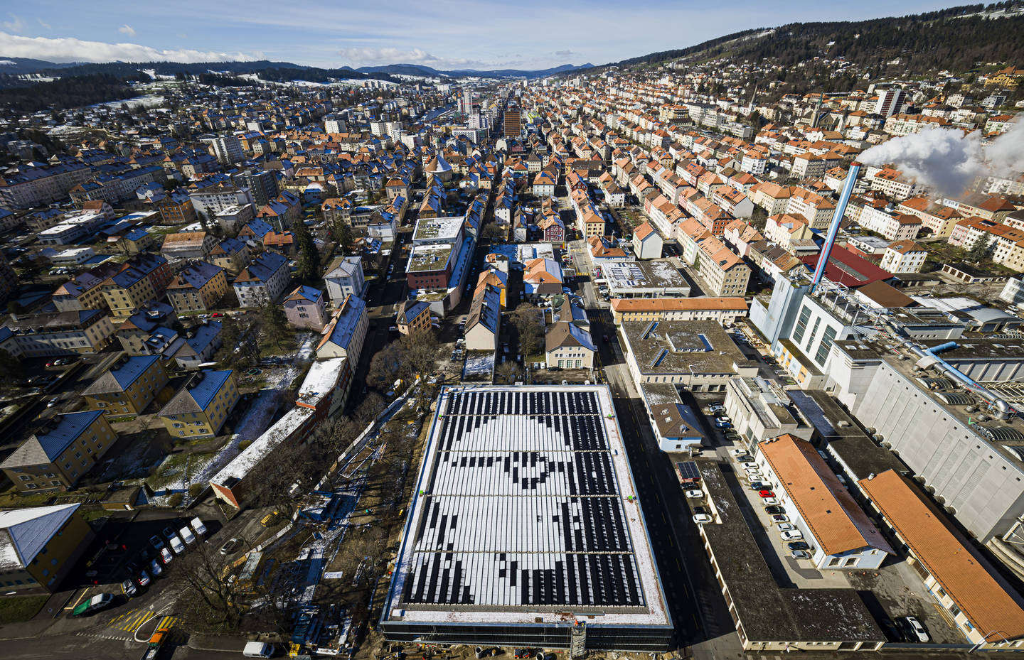 Ein Hausdach in La Chaux-de-Fonds (NE) zeigt das Konterfei des Architekten Le Corbusier.