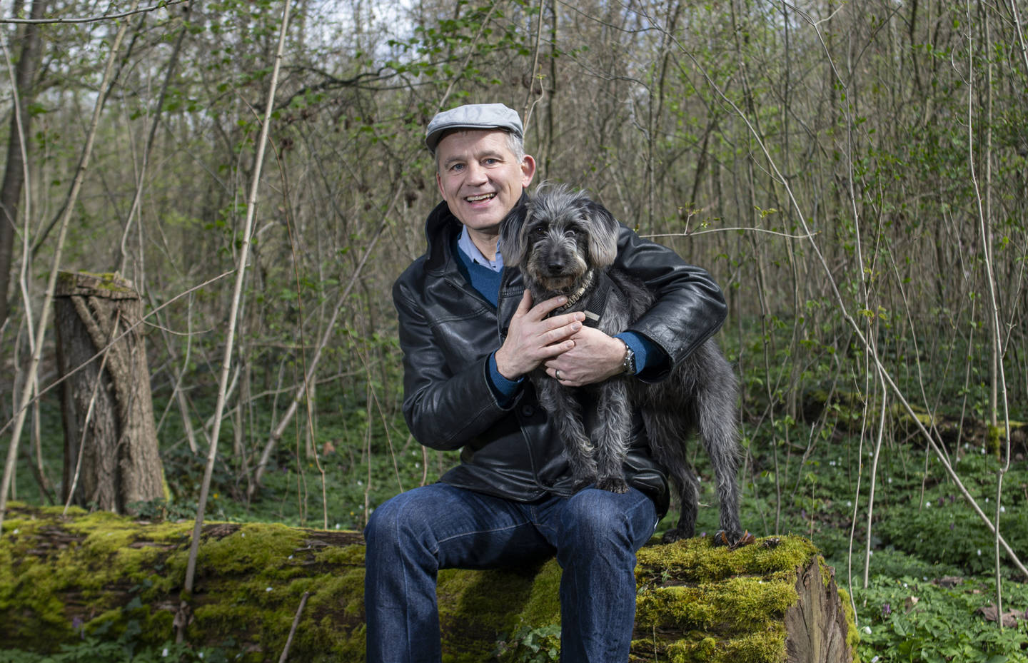 Beat Jans sitzend mit Hund