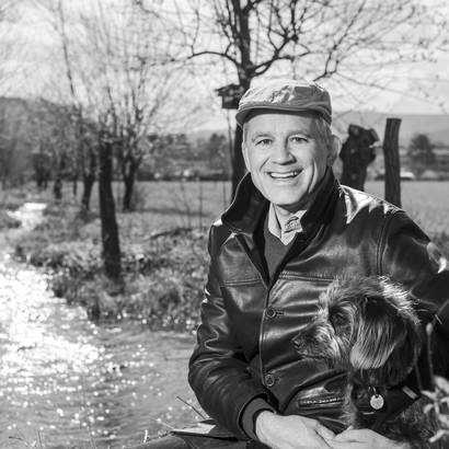 Beat Jans am Fluss mit Hund