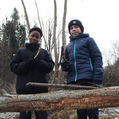 Zwei Jugendliche bei einer Biber-Exkursion in der Natur